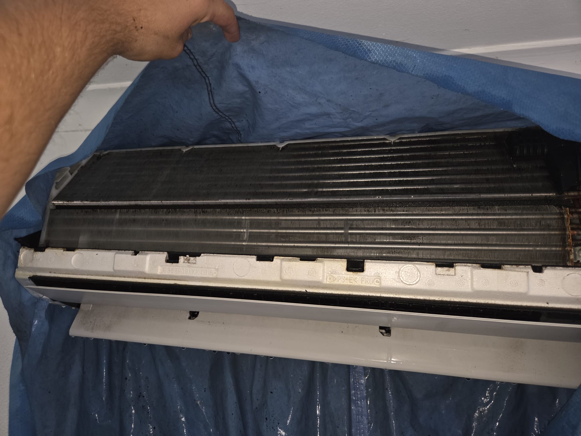 Intervention nettoyage clim avec bâche de protection – BK SERVICE